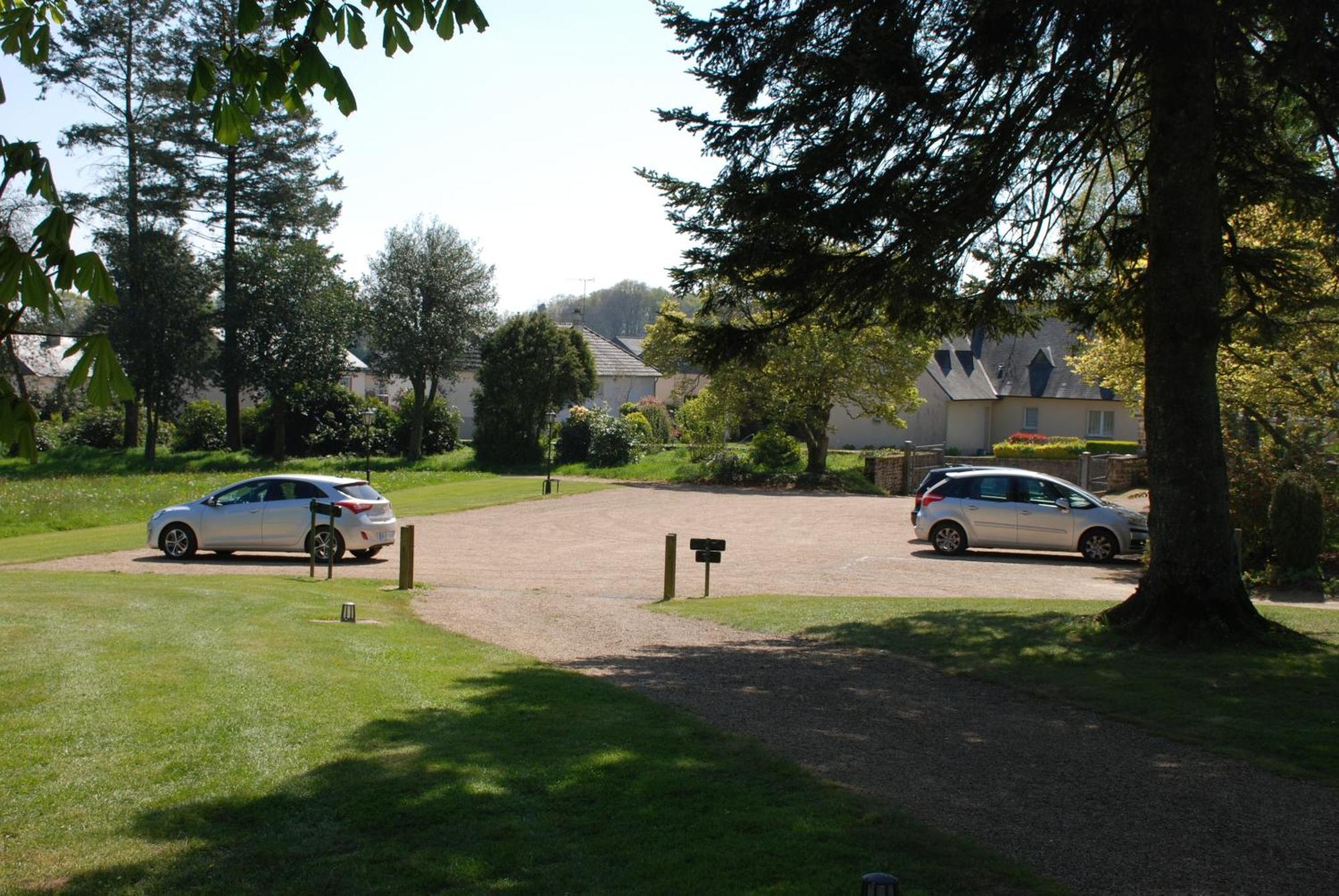 Chateau Du Bourg Bed & Breakfast Saint-Denis-de-Gastines Exterior photo