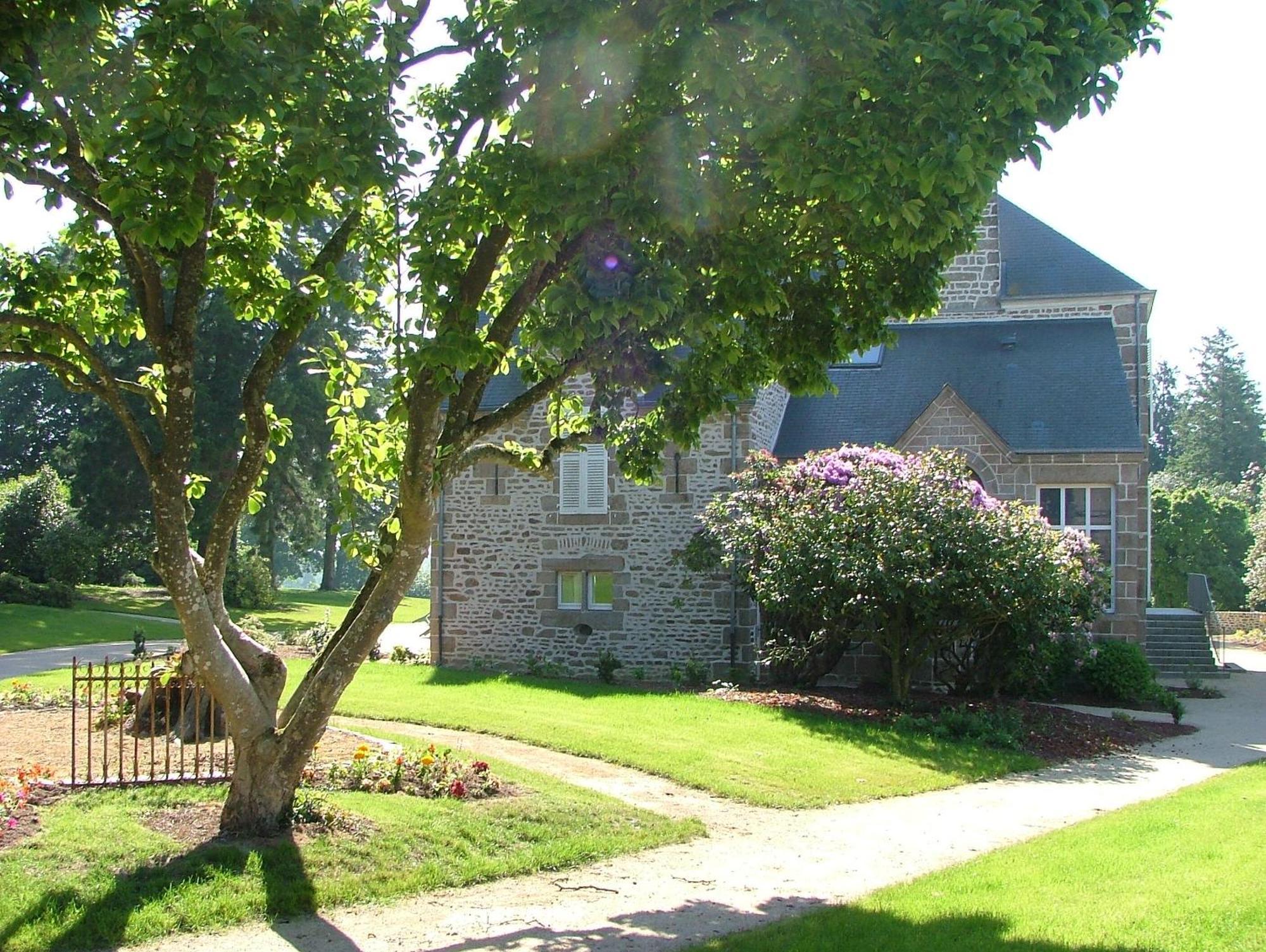 Chateau Du Bourg Bed & Breakfast Saint-Denis-de-Gastines Exterior photo