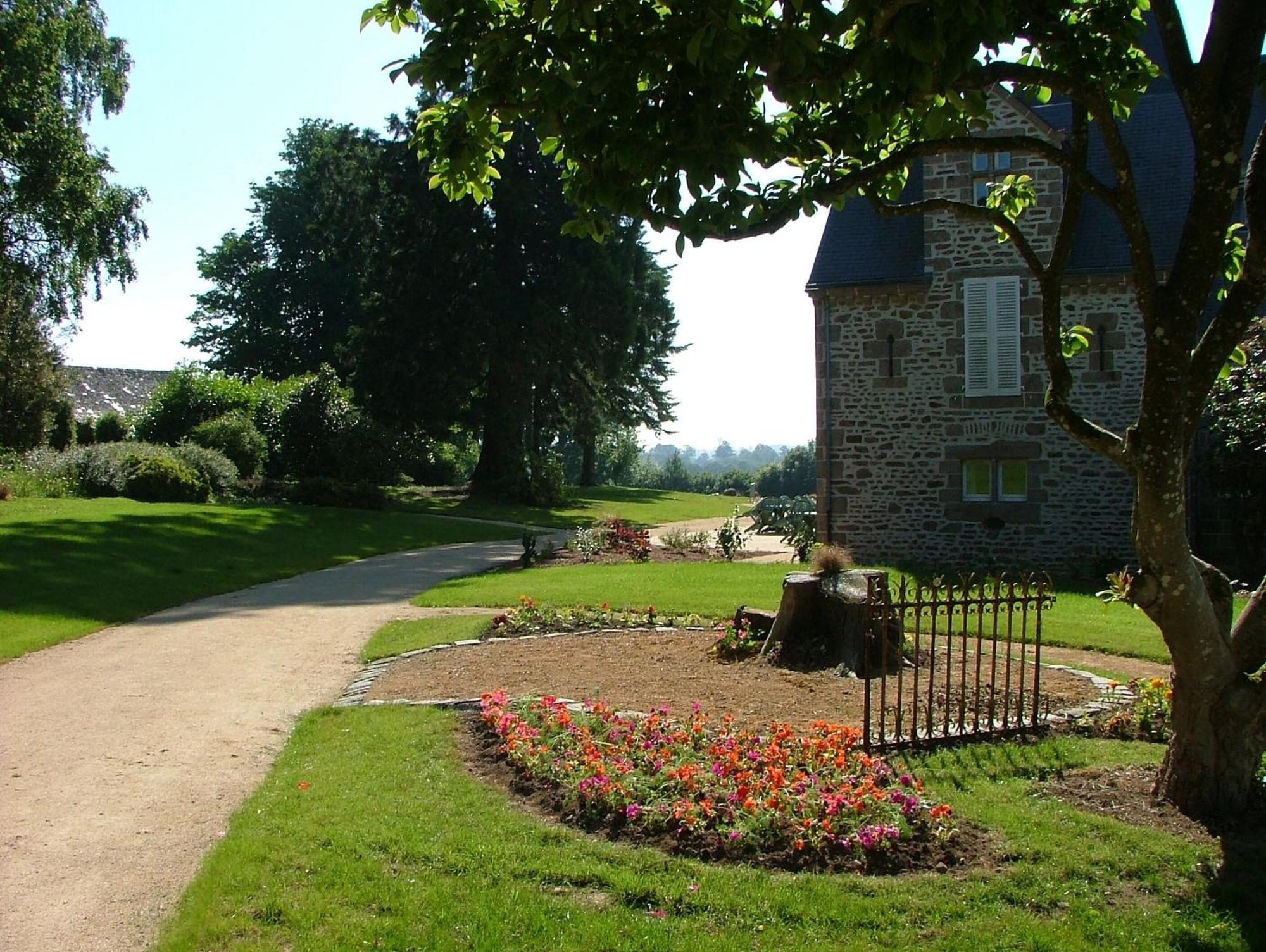 Chateau Du Bourg Bed & Breakfast Saint-Denis-de-Gastines Exterior photo